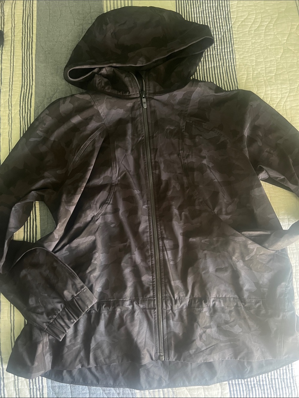 Lululemon Hooded Lightweight Jacket - Dark Camouflage sz8